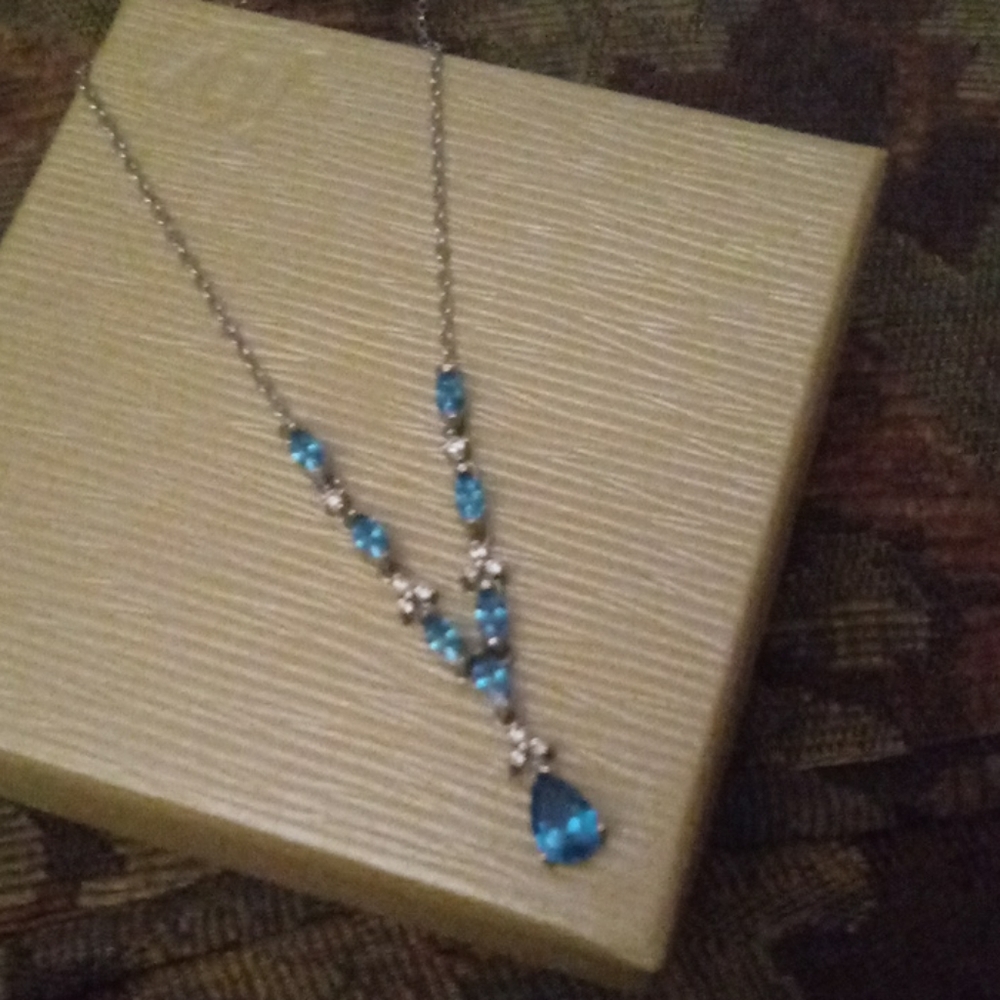 Neon Appetite blue gemstone. Mined i Madascar nea.